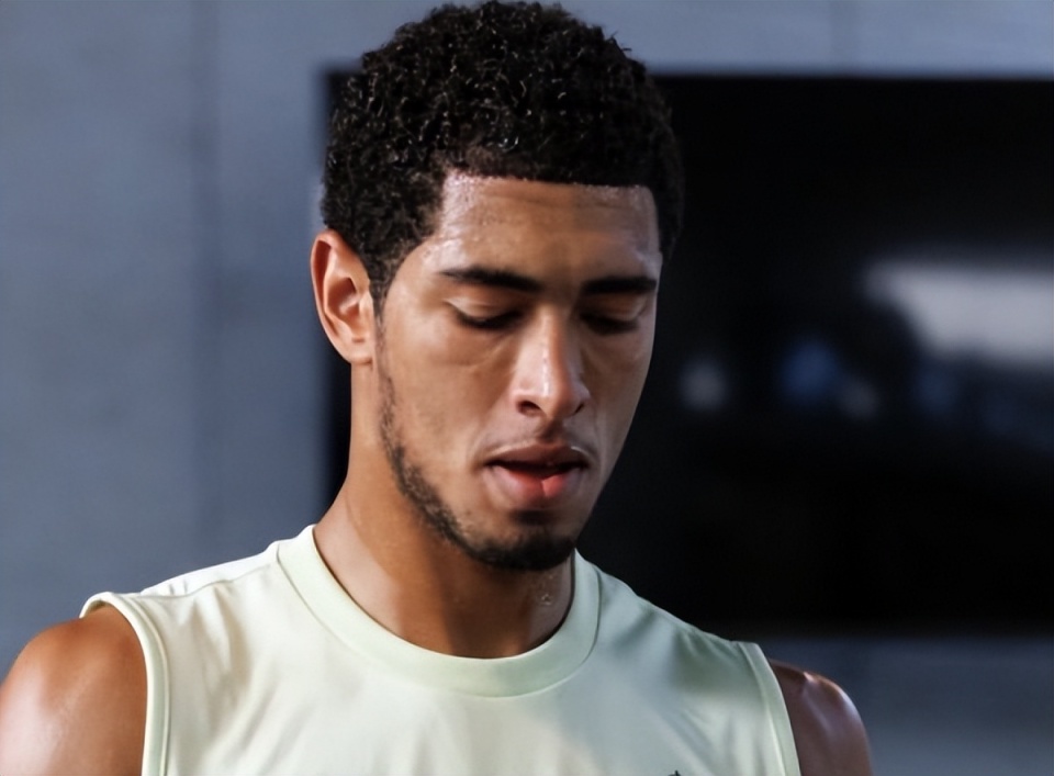 的围堵下从, 持球推进的, 深入